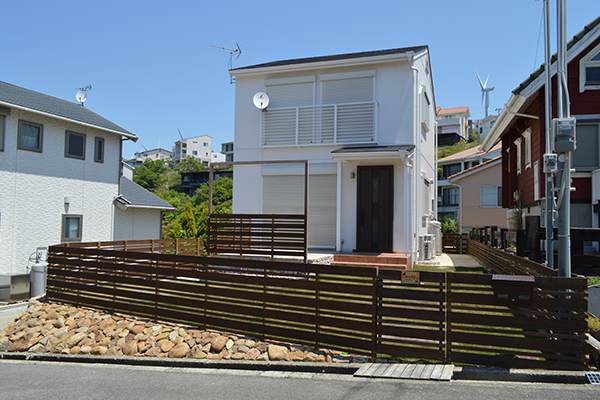 道路への飛び出しを防ぐ木柵