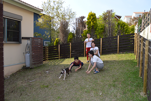 芝生のドッグランに木柵を新設