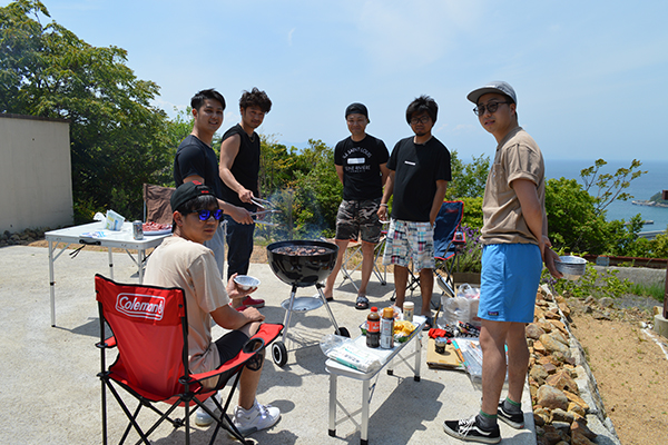 テラスでバーベキューの準備中