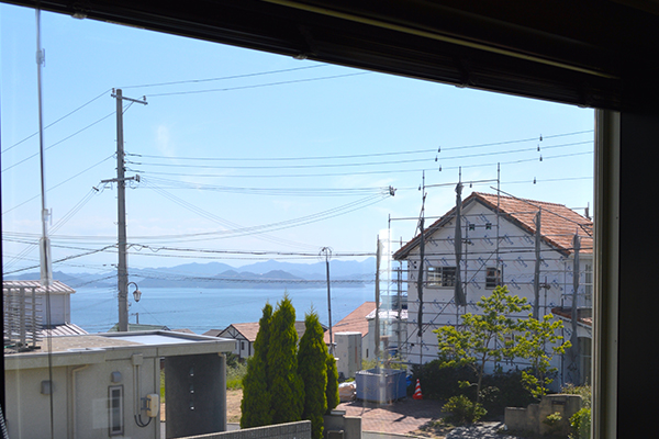 浴室の窓から海と四国を一望