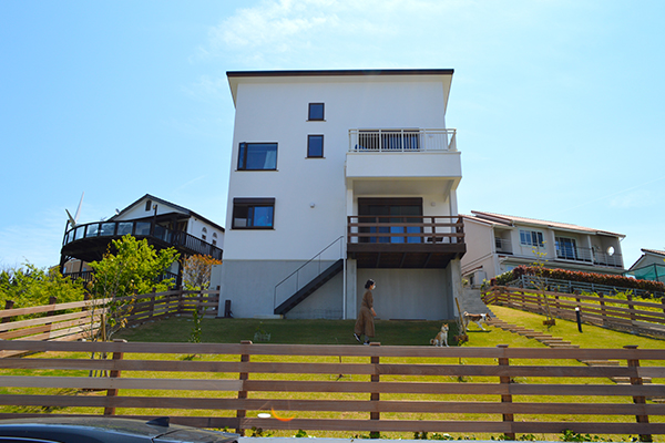 広いお庭にゆったりと建つK様邸