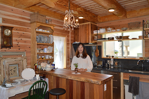 キッチンの照明器具や収納棚もお洒落