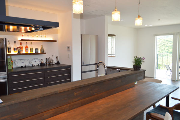 キッチンにはこだわりのバーカウンターを